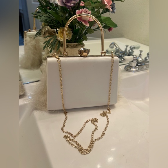Elegant Cream Feathered top handle bag - Picture 7 of 7